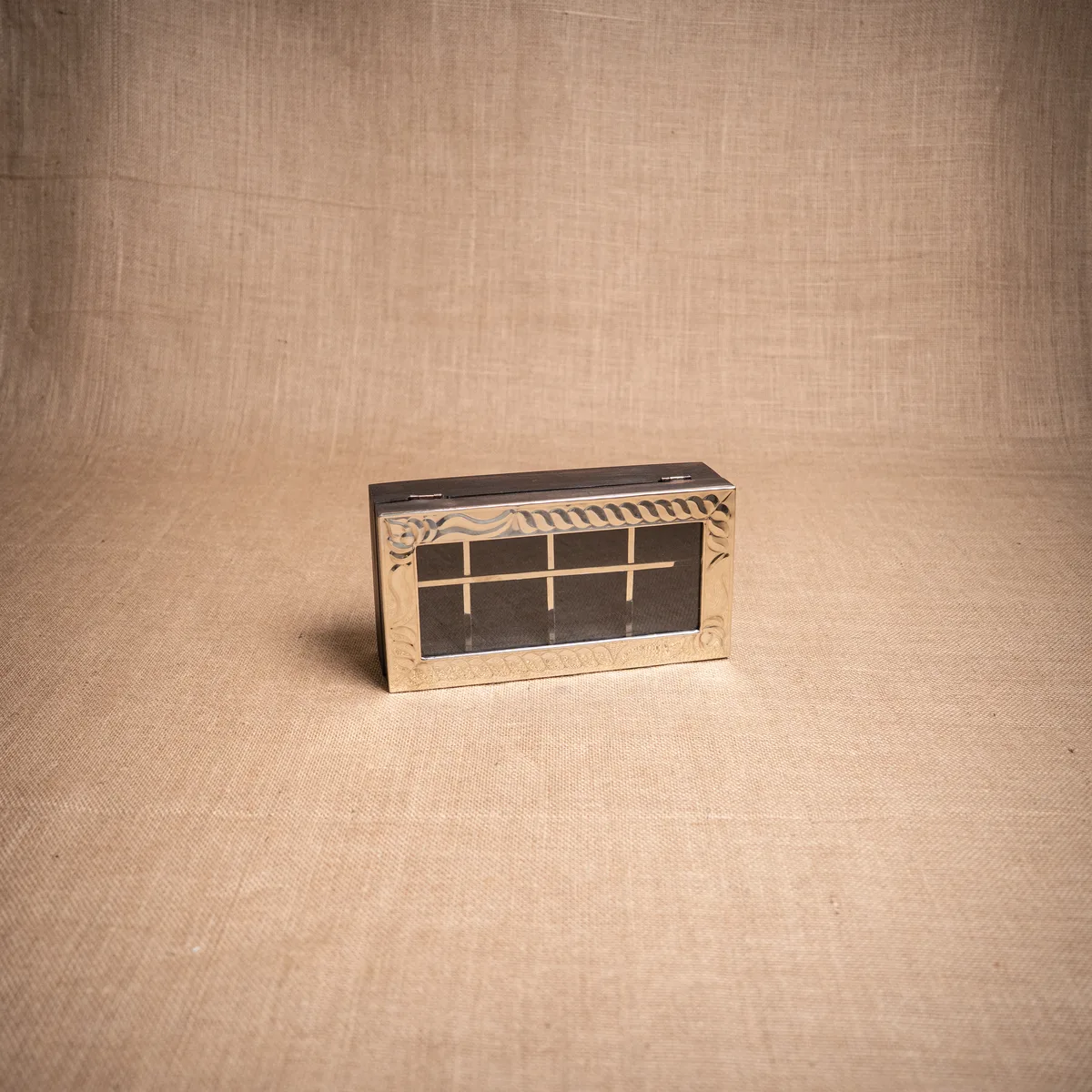 Capibara-146 CAJA DE TÉ BASE DE MADERA Y TAPA DE ALPACA DE 8 DIVISIONES - Imagen 1