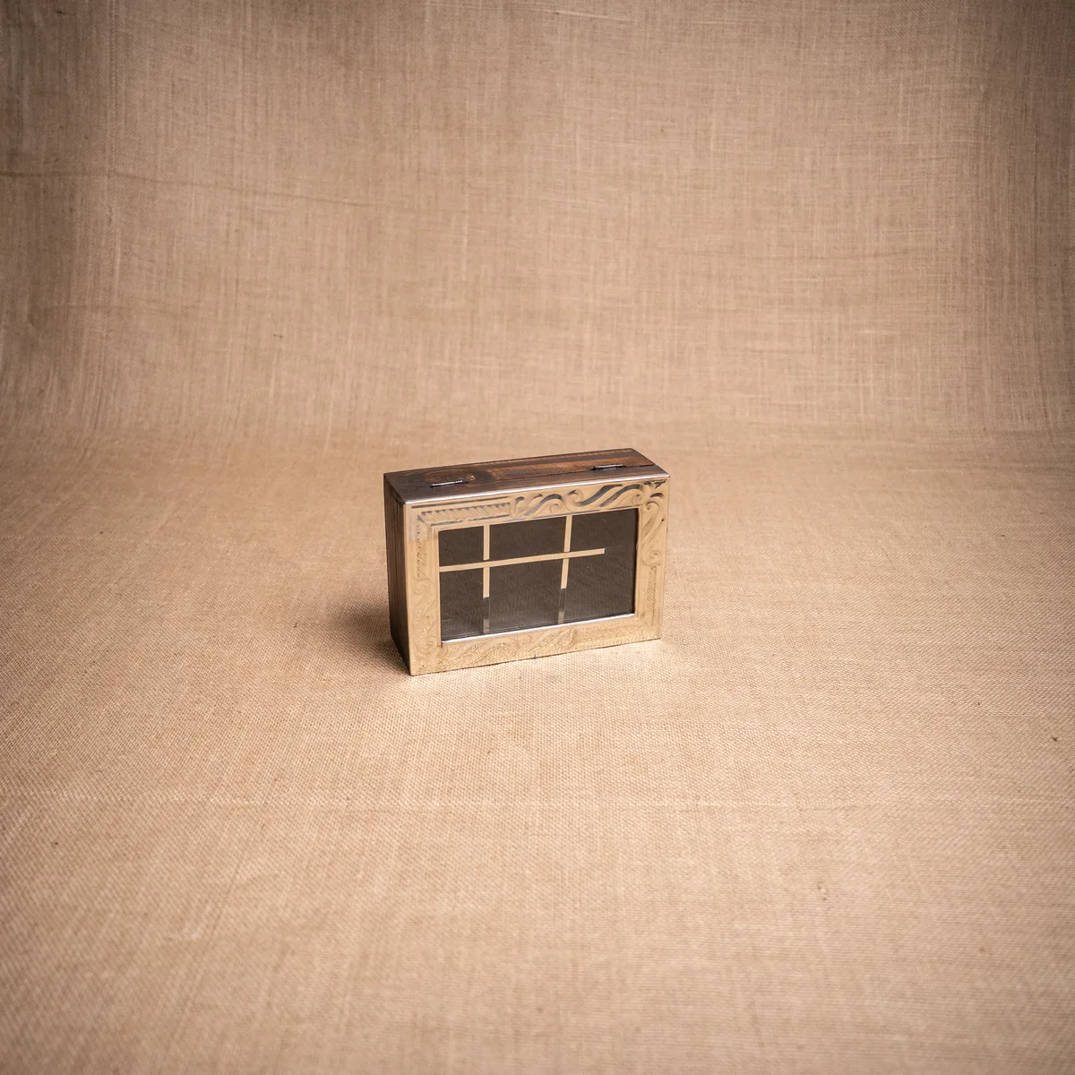 Capibara-148 CAJA DE TÉ BASE DE MADERA Y TAPA DE ALPACA DE 6 DIVISIONES - Imagen 1