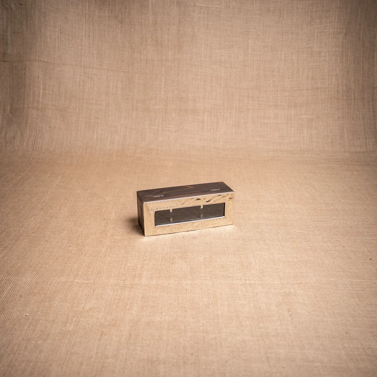 Capibara-150 CAJA DE TÉ BASE DE MADERA Y TAPA DE ALPACA DE 3 DIVISIONES - Imagen 1