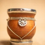 MATE DE ALGARROBO CON APLIQUE - Imagen 5