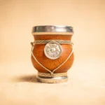 MATE DE ALGARROBO CON APLIQUE - Imagen 2