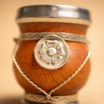 MATE DE ALGARROBO CON APLIQUE - Imagen 6