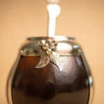 MATE RACIMO LABRADO CON BOMBILLA - Imagen 2