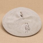 BOINA DE HILO CON BORDADO CABALLO PLATO 32CM