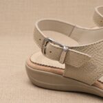 SANDALIA CON HEBILLA Y TIRA TALÓN - Imagen 4