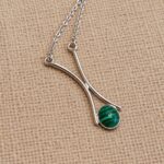 COLLAR EN FORMA DE PEZ CON PIEDRA CENTRAL - Imagen 3