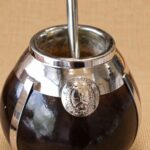 MATE Y BOMBILLA CON APLIQUE ESCUDO - Imagen 3